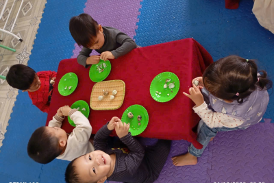 Hoạt động trải nghiệm bóc vỏ trứng cút cho trẻ 24-36 tháng tuổi C tại Trường Mầm non Nam Điền