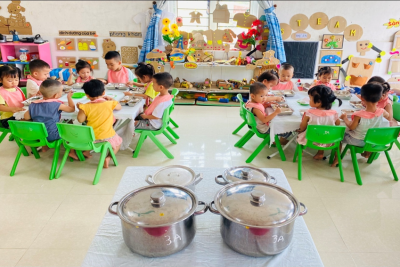 Tổ chức giờ ăn cho trẻ mẫu giáo 3 tuổi tại Trường Mầm non Nam Điền